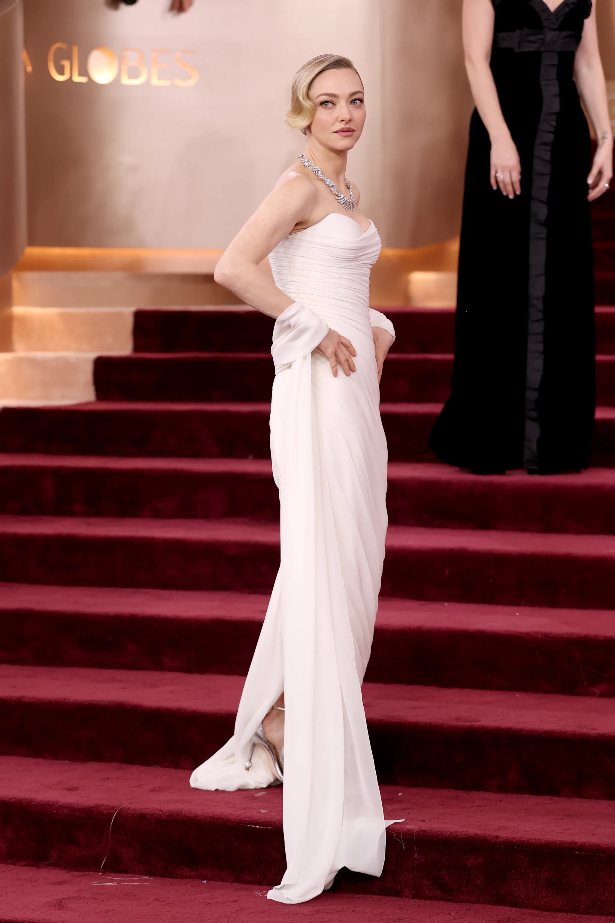 Селена Гомес в Chanel и Ариана Гранде в Vivienne Westwood: красная дорожка «Золотого глобуса — 2026» (фото 14)