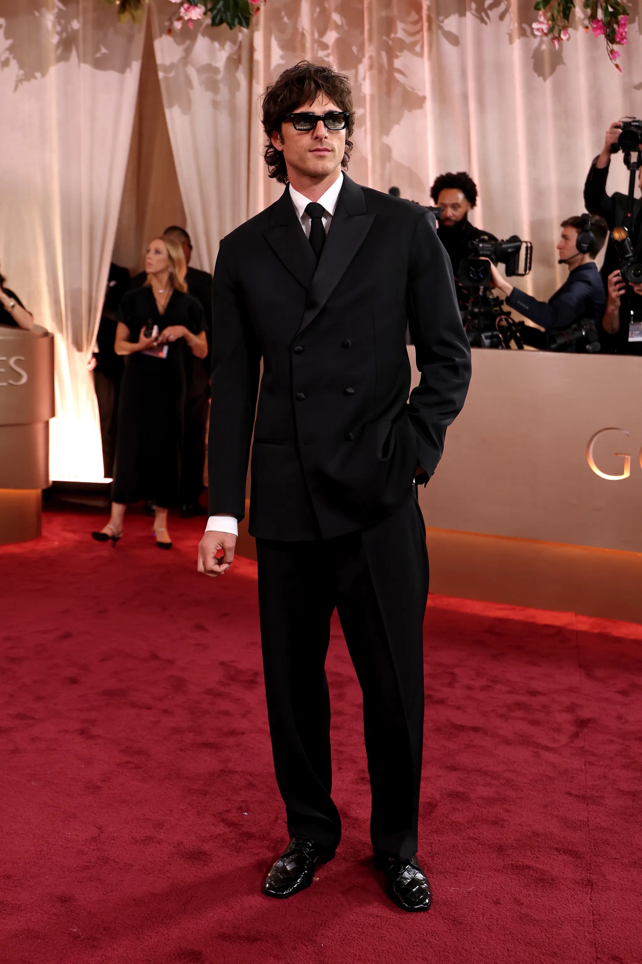 Селена Гомес в Chanel и Ариана Гранде в Vivienne Westwood: красная дорожка «Золотого глобуса — 2026» (фото 17)