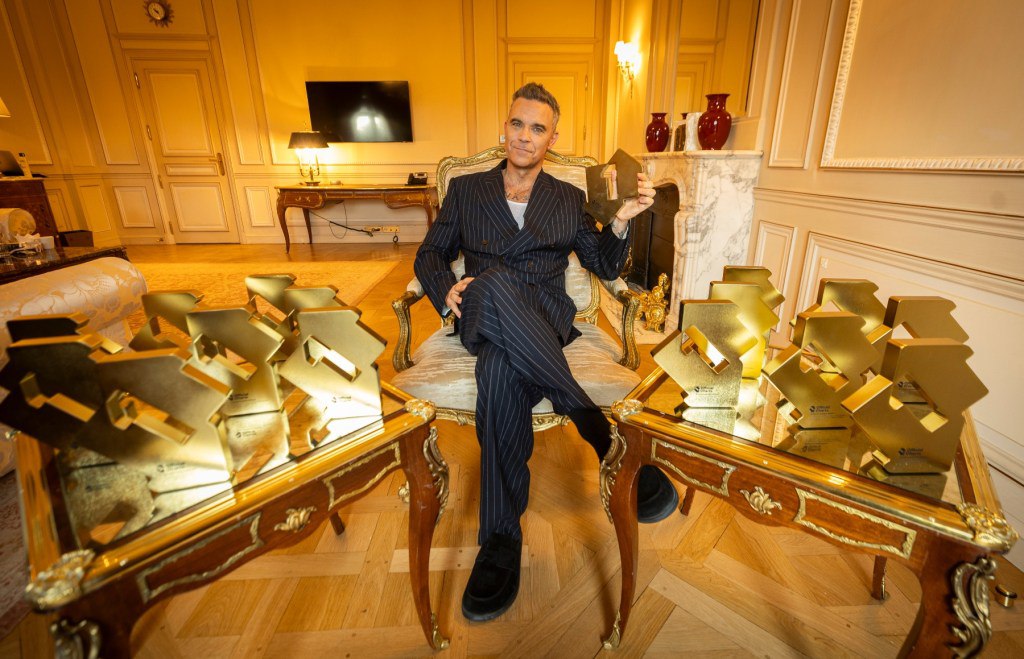 Робби Уильямс обогнал The Beatles по числу альбомов, возглавивших британские хит-парады (фото 1)