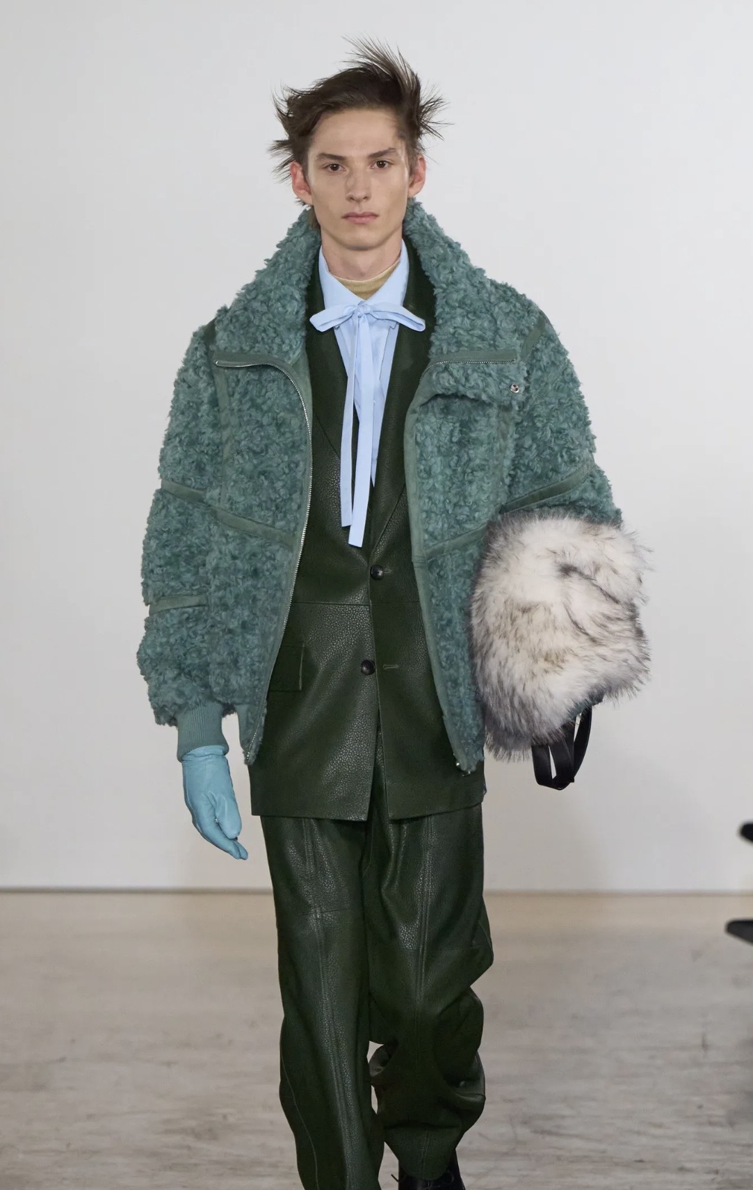 Вкрапления желтого и кокетливые завитки: бьюти-тренды мужской Недели моды осень-зима 2026 (фото 3)