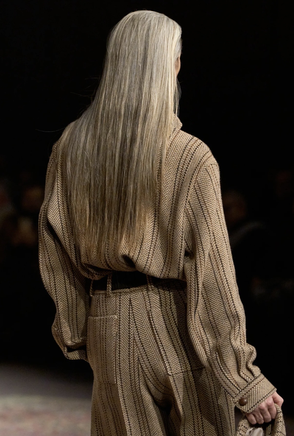 Вкрапления желтого и кокетливые завитки: бьюти-тренды мужской Недели моды осень-зима 2026 (фото 6)