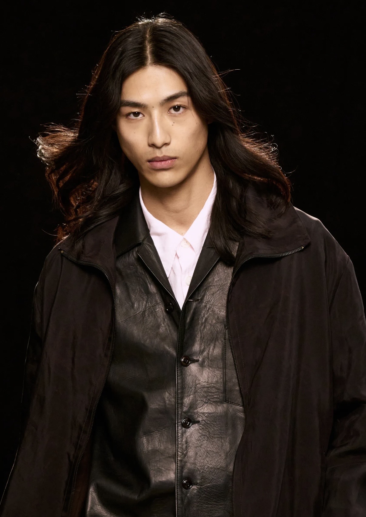 Вкрапления желтого и кокетливые завитки: бьюти-тренды мужской Недели моды осень-зима 2026 (фото 8)