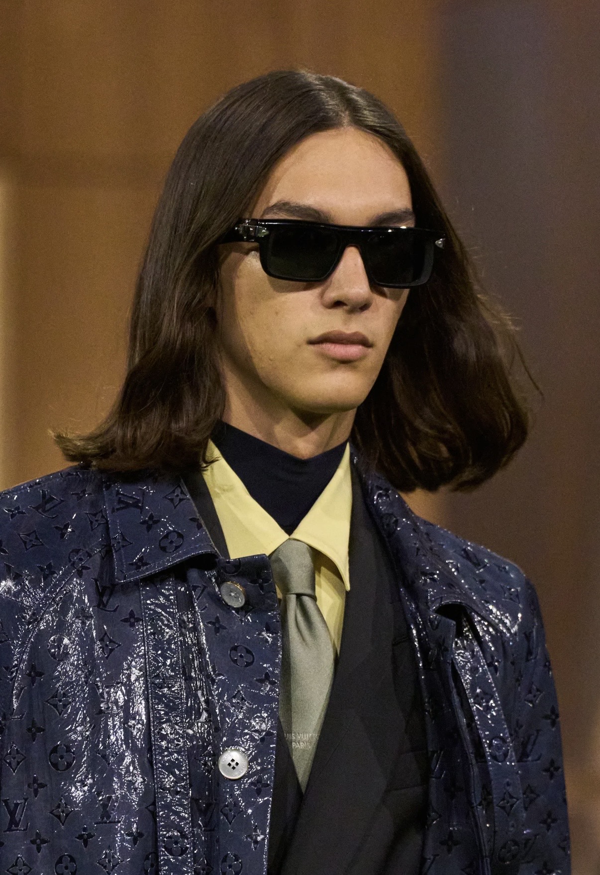 Вкрапления желтого и кокетливые завитки: бьюти-тренды мужской Недели моды осень-зима 2026 (фото 9)