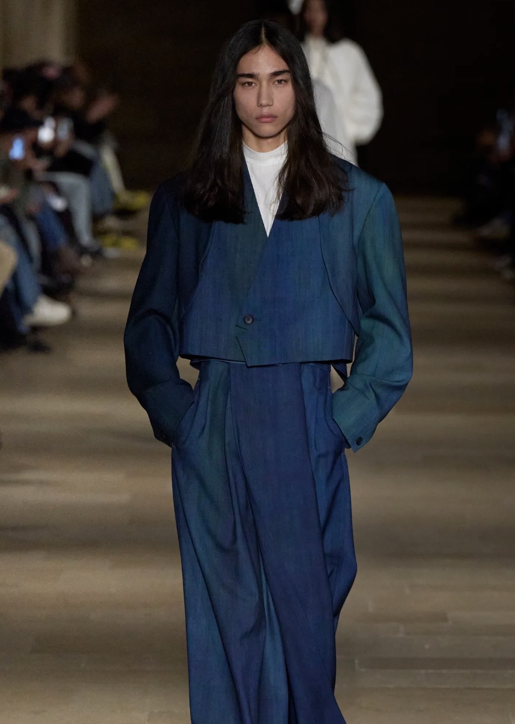 Вкрапления желтого и кокетливые завитки: бьюти-тренды мужской Недели моды осень-зима 2026 (фото 10)