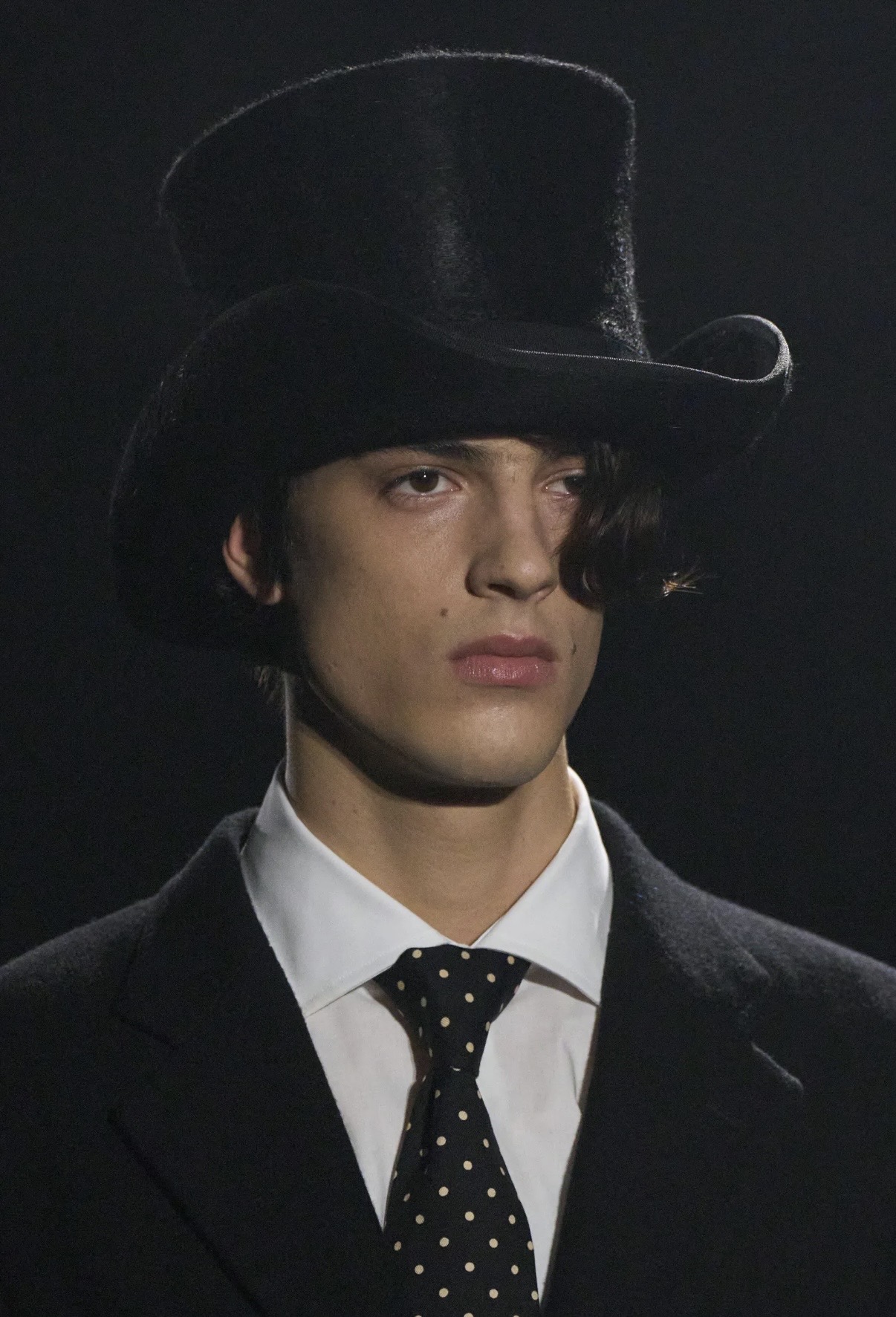 Вкрапления желтого и кокетливые завитки: бьюти-тренды мужской Недели моды осень-зима 2026 (фото 12)