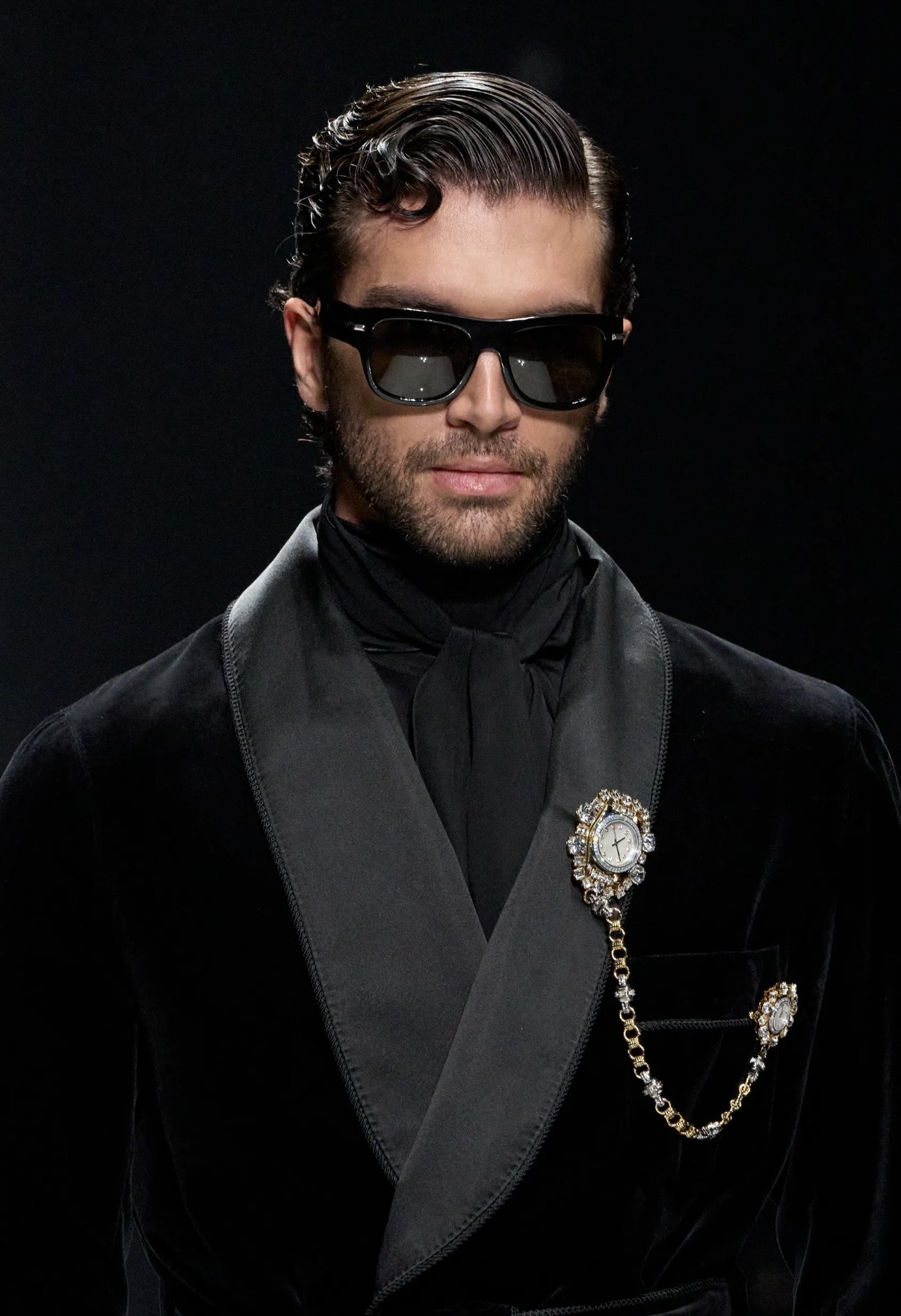 Вкрапления желтого и кокетливые завитки: бьюти-тренды мужской Недели моды осень-зима 2026 (фото 15)