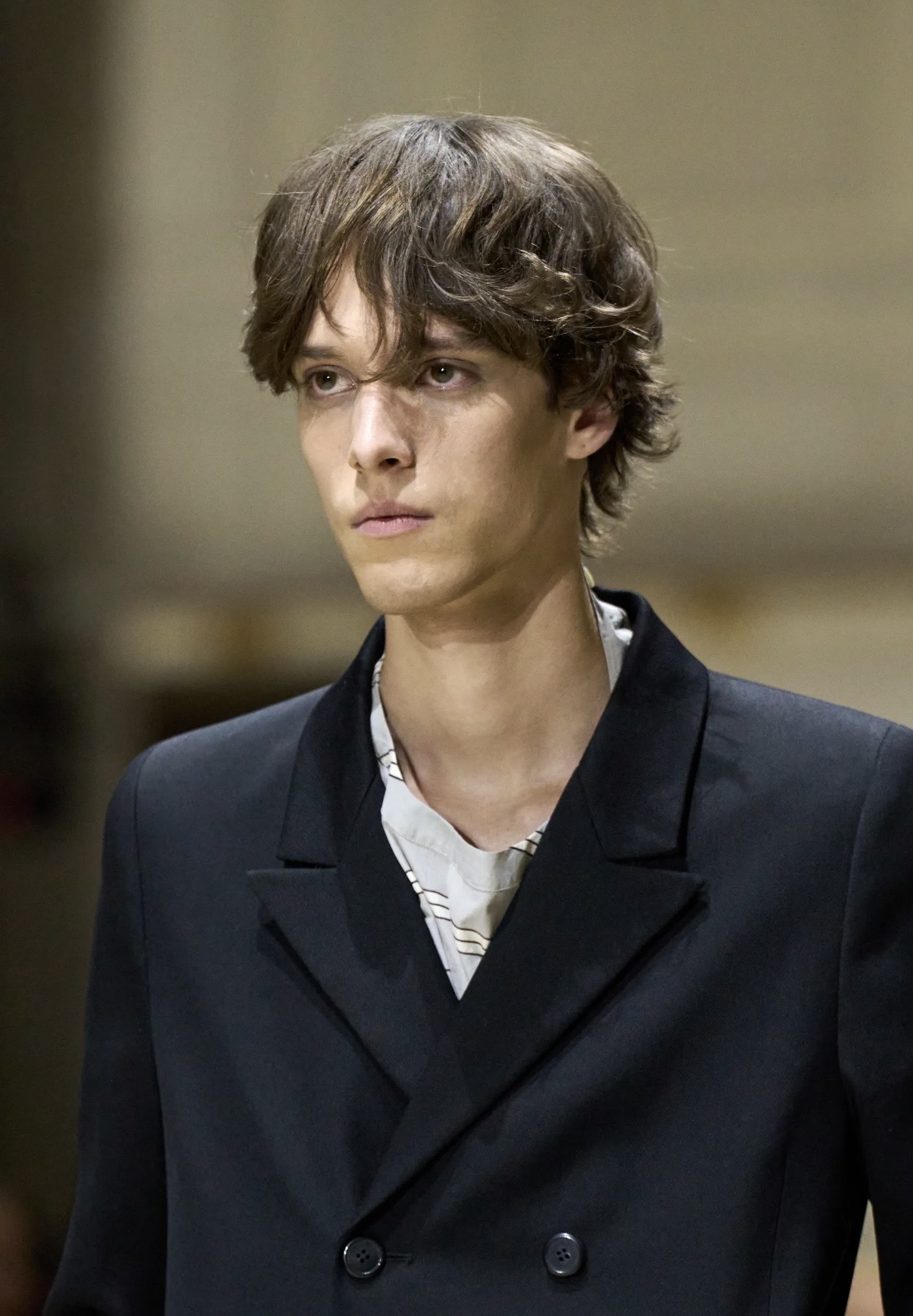 Вкрапления желтого и кокетливые завитки: бьюти-тренды мужской Недели моды осень-зима 2026 (фото 16)