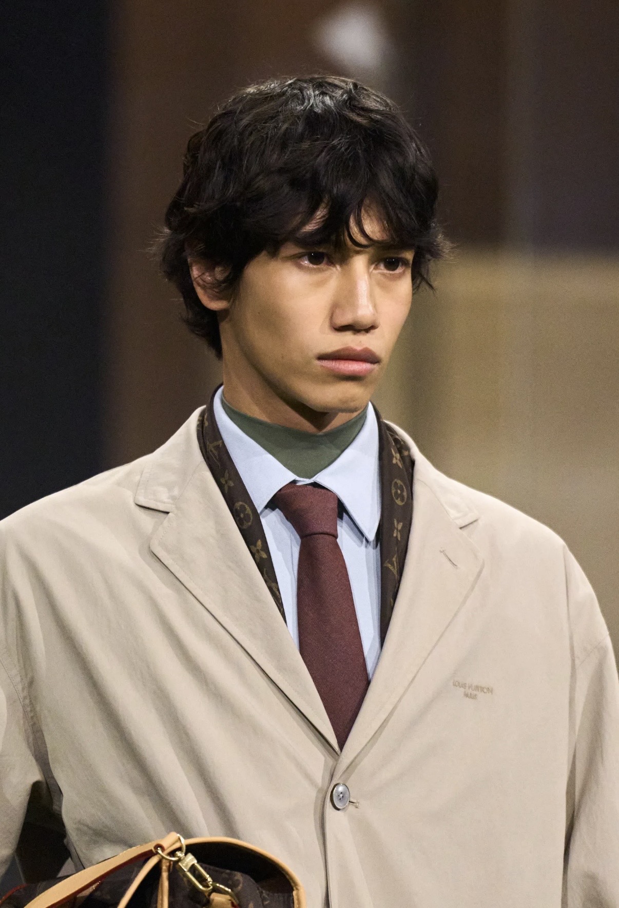 Вкрапления желтого и кокетливые завитки: бьюти-тренды мужской Недели моды осень-зима 2026 (фото 18)