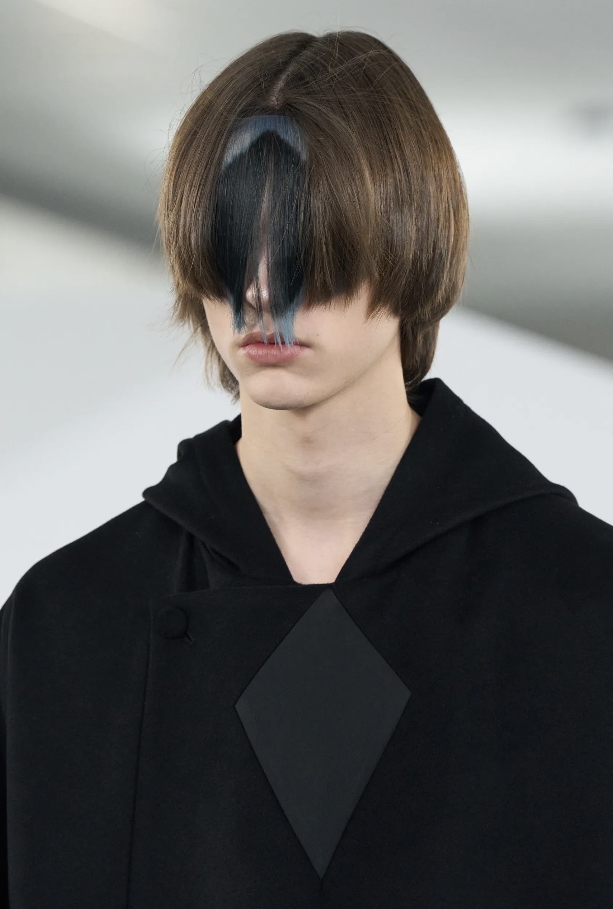 Вкрапления желтого и кокетливые завитки: бьюти-тренды мужской Недели моды осень-зима 2026 (фото 19)