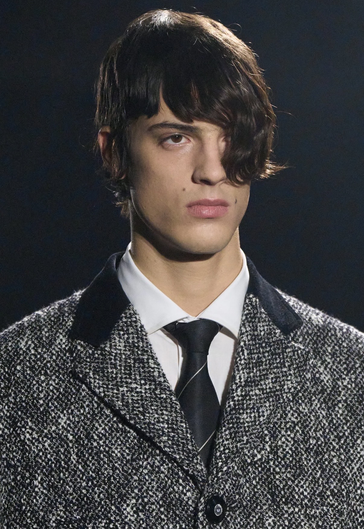 Вкрапления желтого и кокетливые завитки: бьюти-тренды мужской Недели моды осень-зима 2026 (фото 20)