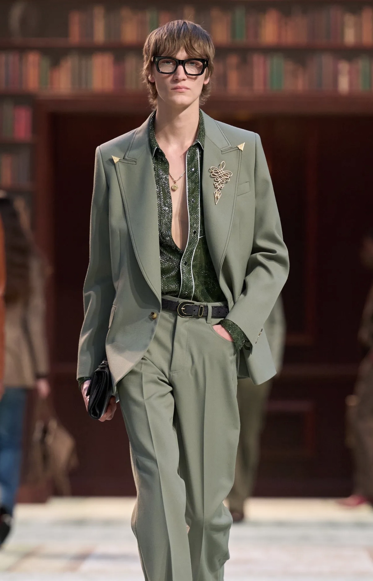 Вкрапления желтого и кокетливые завитки: бьюти-тренды мужской Недели моды осень-зима 2026 (фото 21)