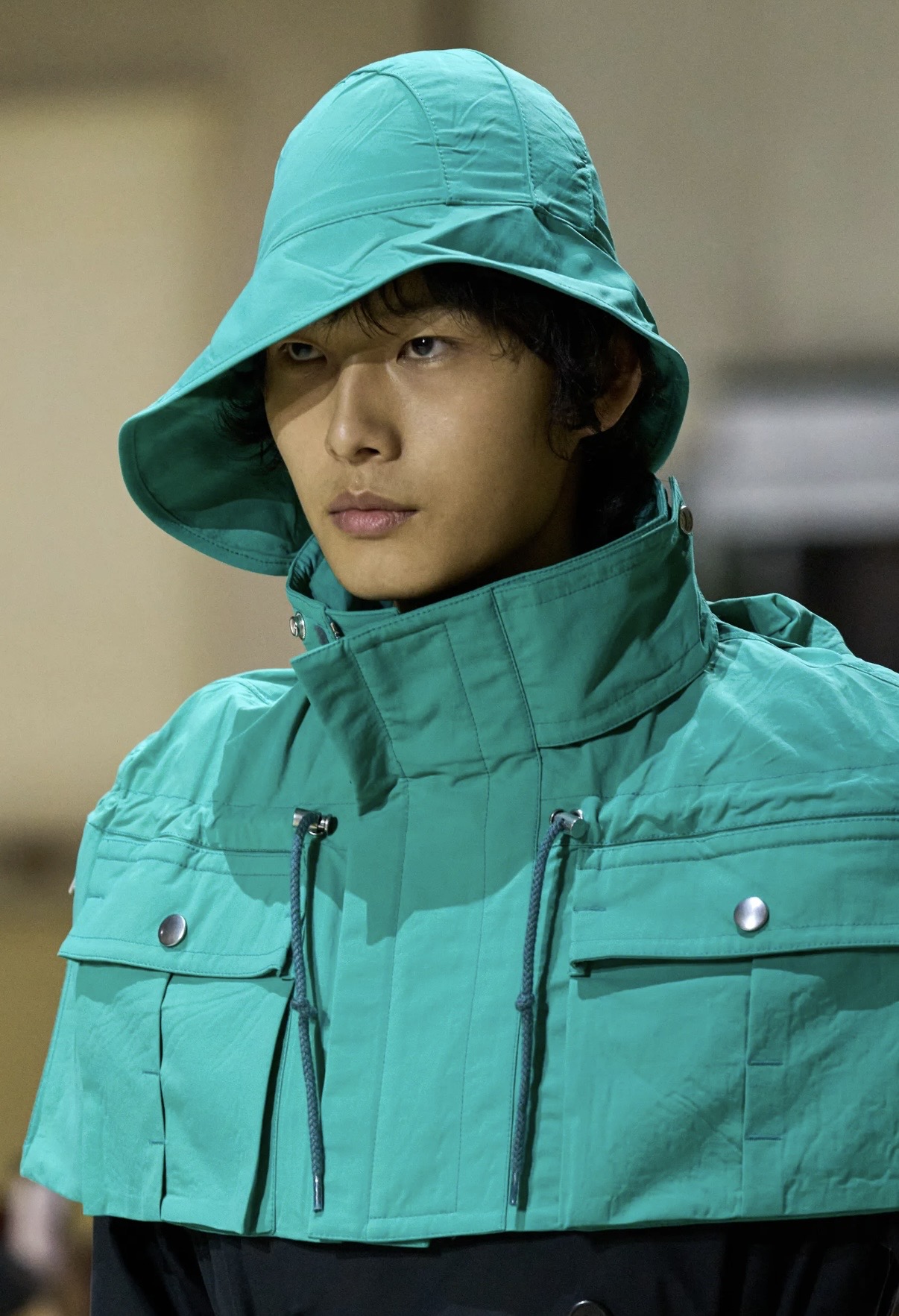 Вкрапления желтого и кокетливые завитки: бьюти-тренды мужской Недели моды осень-зима 2026 (фото 23)