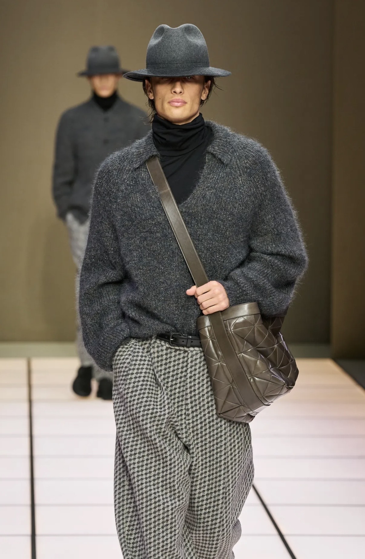 Вкрапления желтого и кокетливые завитки: бьюти-тренды мужской Недели моды осень-зима 2026 (фото 26)