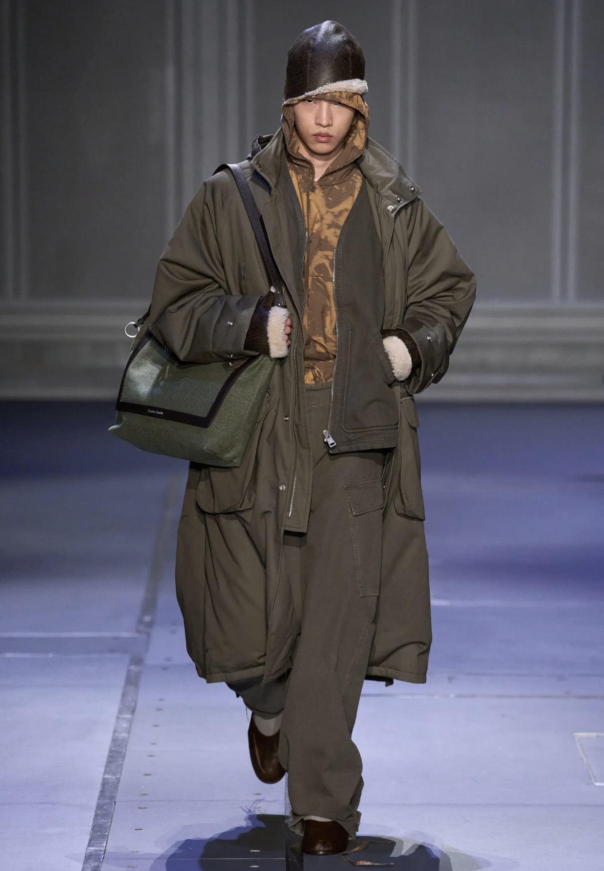 Вкрапления желтого и кокетливые завитки: бьюти-тренды мужской Недели моды осень-зима 2026 (фото 27)