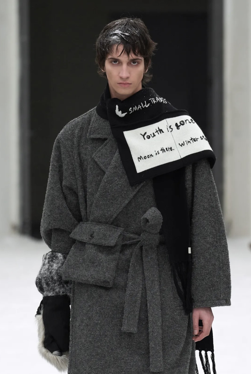 Вкрапления желтого и кокетливые завитки: бьюти-тренды мужской Недели моды осень-зима 2026 (фото 29)