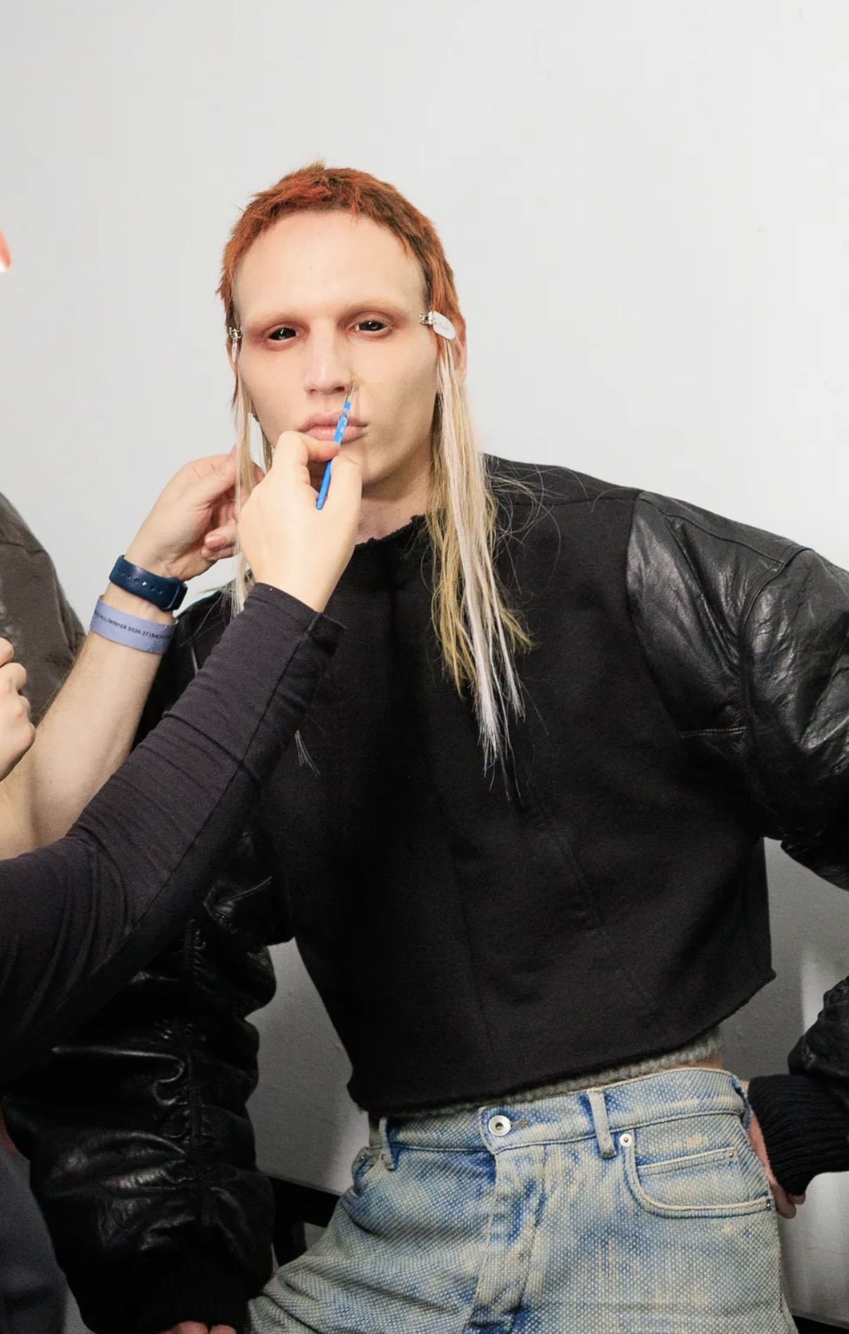 Вкрапления желтого и кокетливые завитки: бьюти-тренды мужской Недели моды осень-зима 2026 (фото 30)