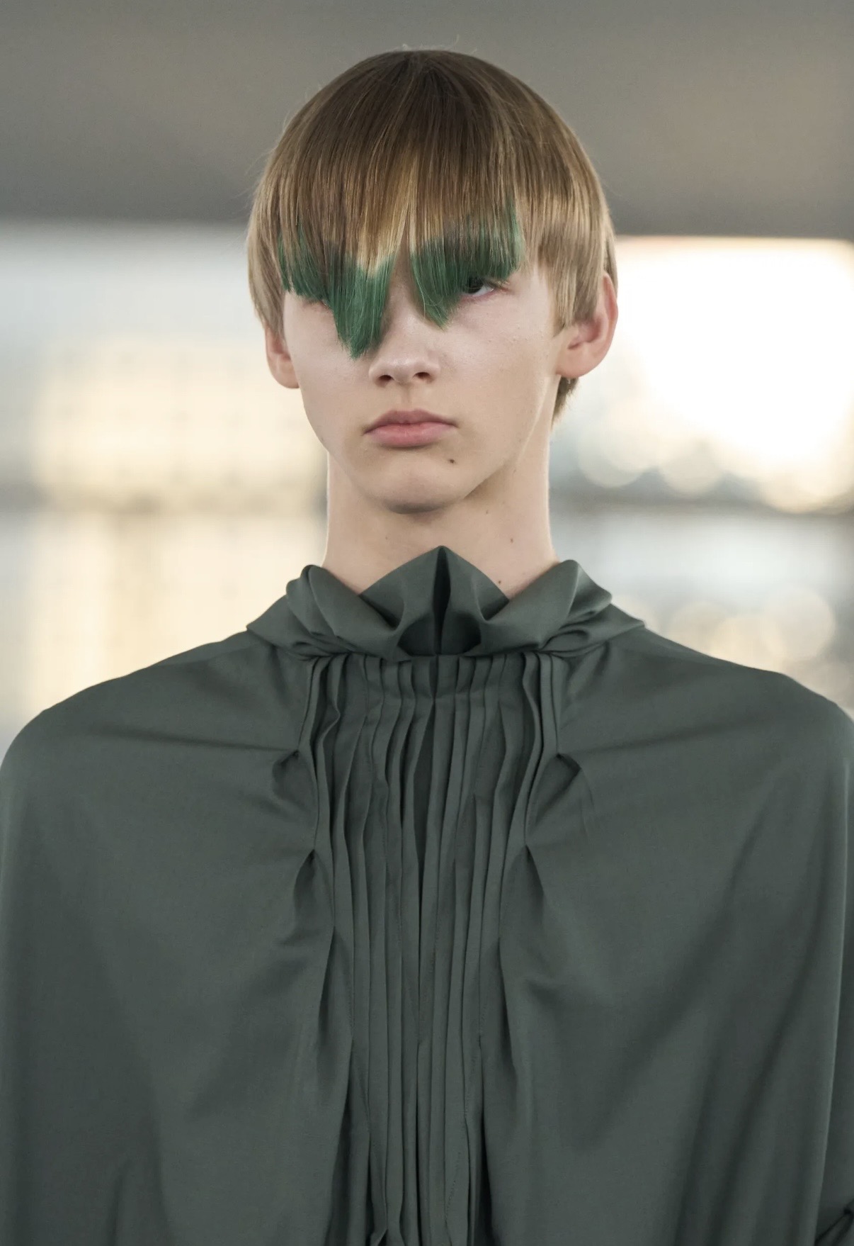 Вкрапления желтого и кокетливые завитки: бьюти-тренды мужской Недели моды осень-зима 2026 (фото 31)