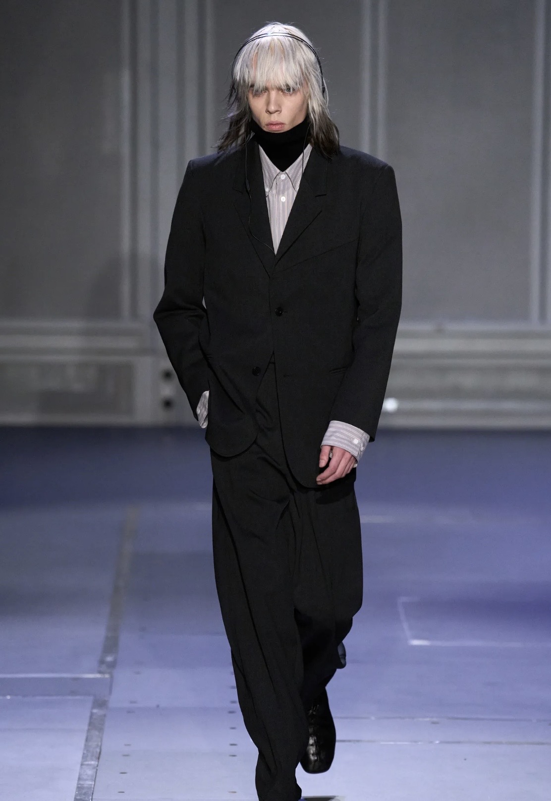 Вкрапления желтого и кокетливые завитки: бьюти-тренды мужской Недели моды осень-зима 2026 (фото 32)