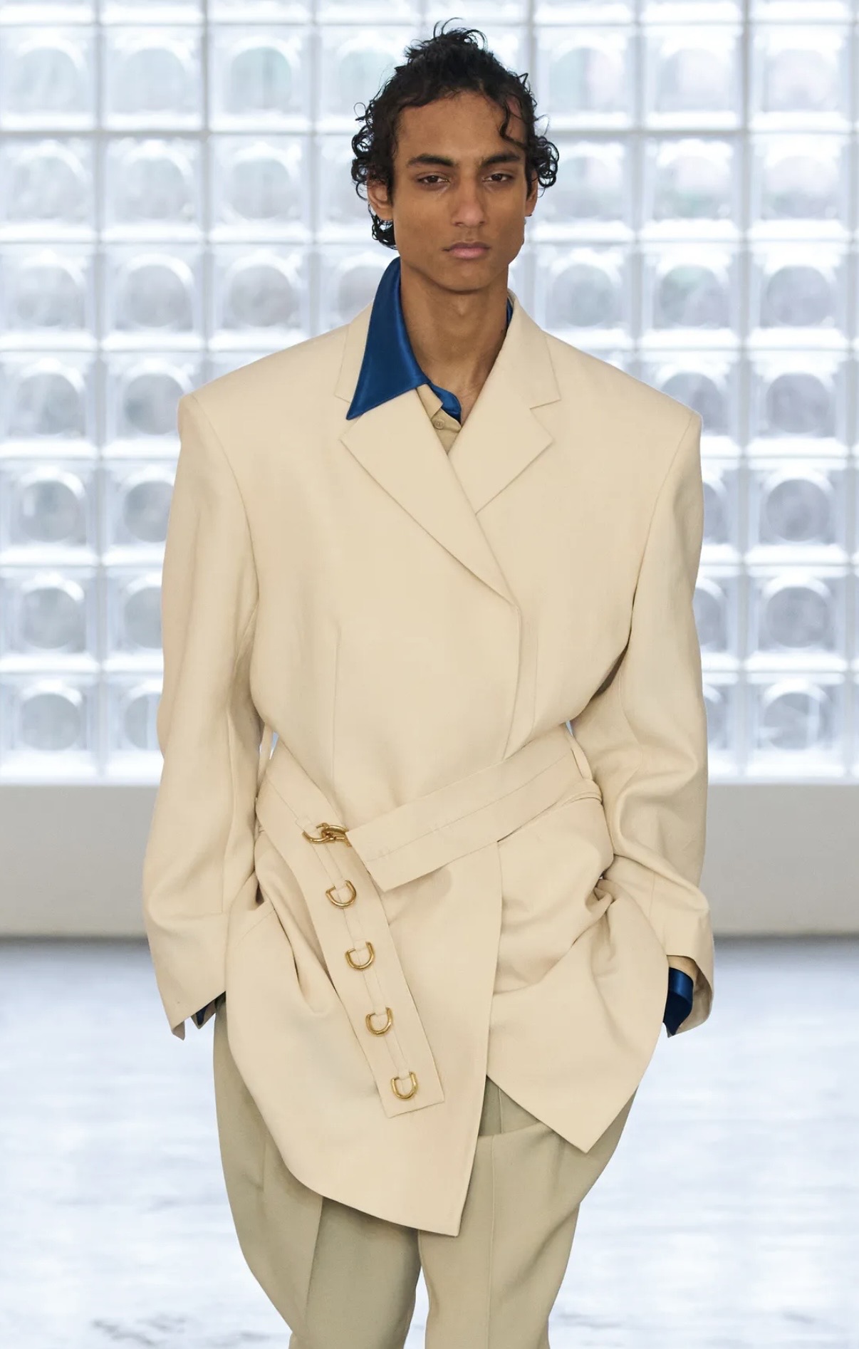 Вкрапления желтого и кокетливые завитки: бьюти-тренды мужской Недели моды осень-зима 2026 (фото 35)