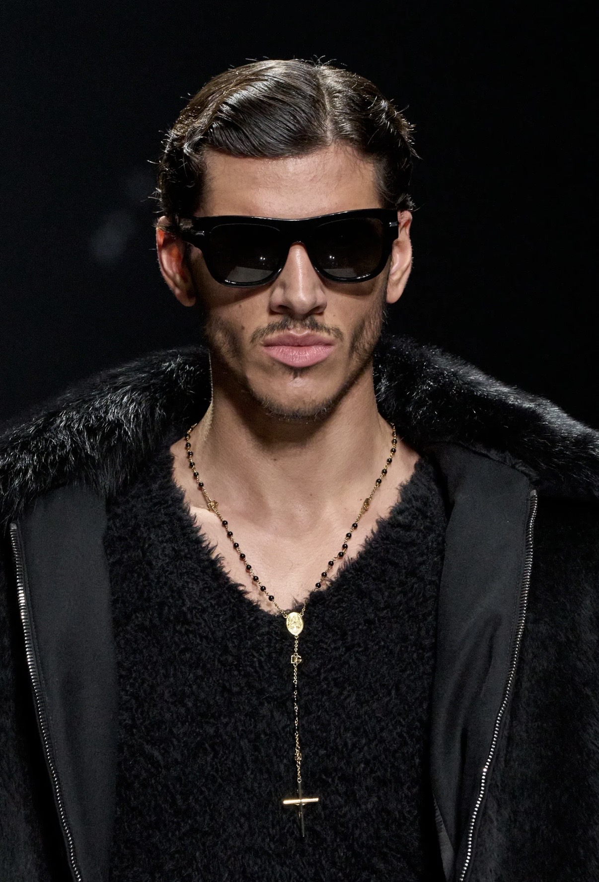 Вкрапления желтого и кокетливые завитки: бьюти-тренды мужской Недели моды осень-зима 2026 (фото 37)