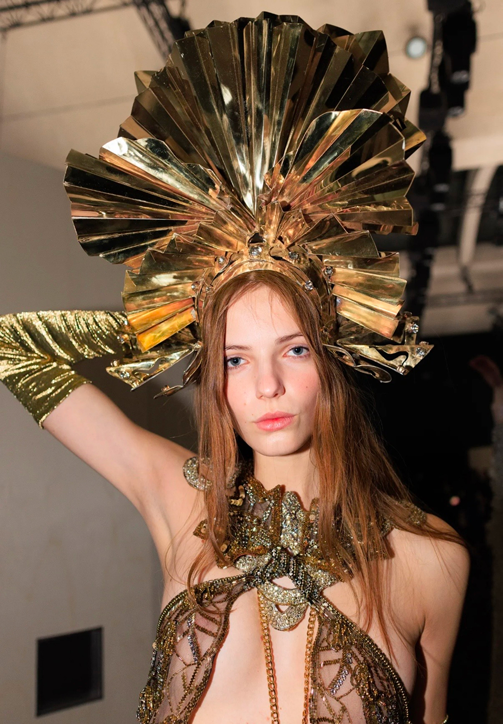 Зачесанные назад волосы и подводка на веках: бьюти-тренды кутюрной Недели моды весна-лето 2026 (фото 1)