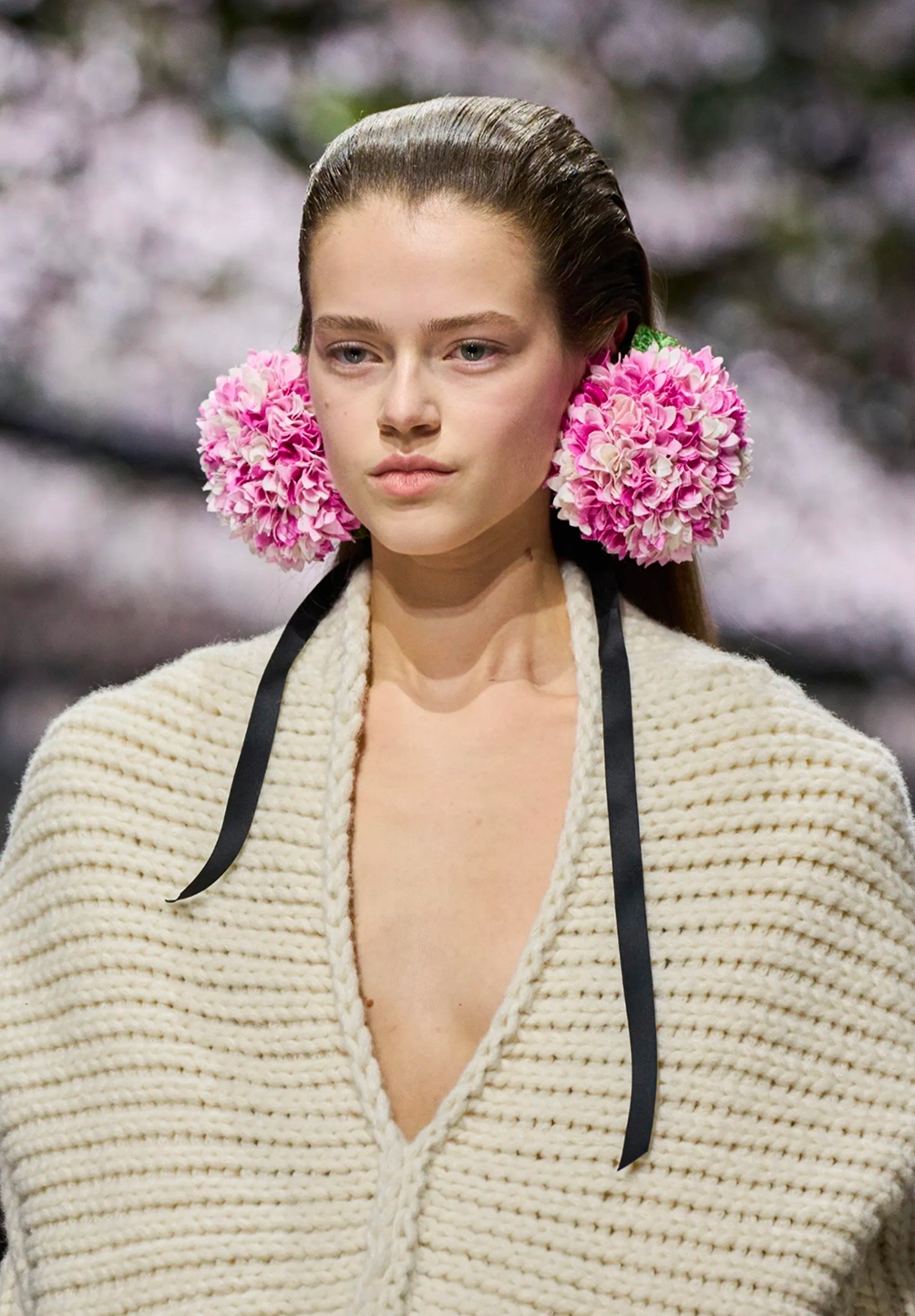 Зачесанные назад волосы и подводка на веках: бьюти-тренды кутюрной Недели моды весна-лето 2026 (фото 2)