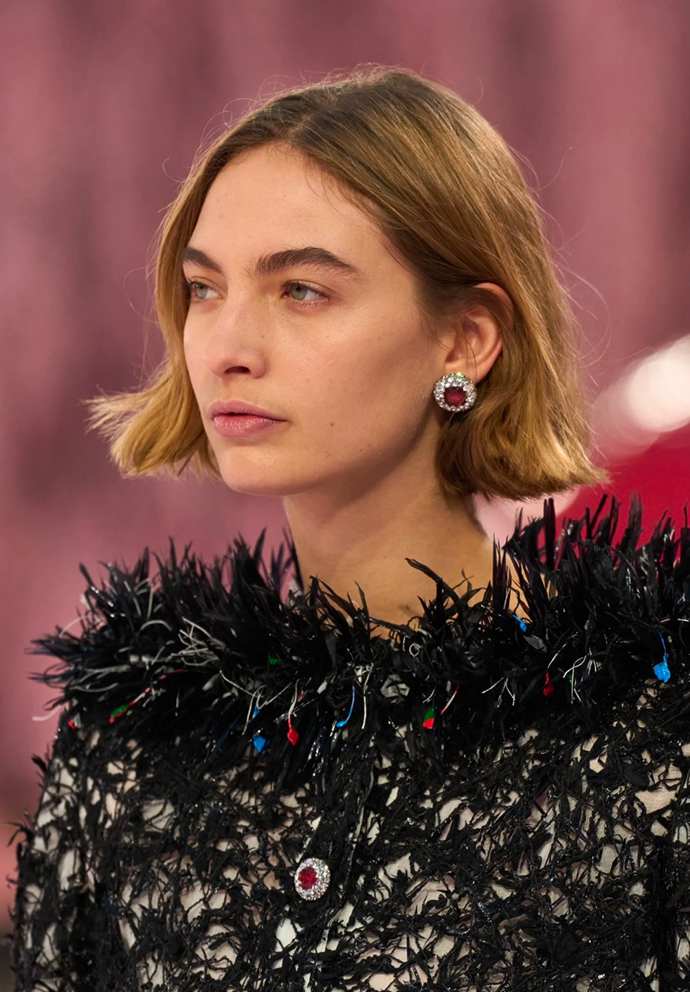 Зачесанные назад волосы и подводка на веках: бьюти-тренды кутюрной Недели моды весна-лето 2026 (фото 3)