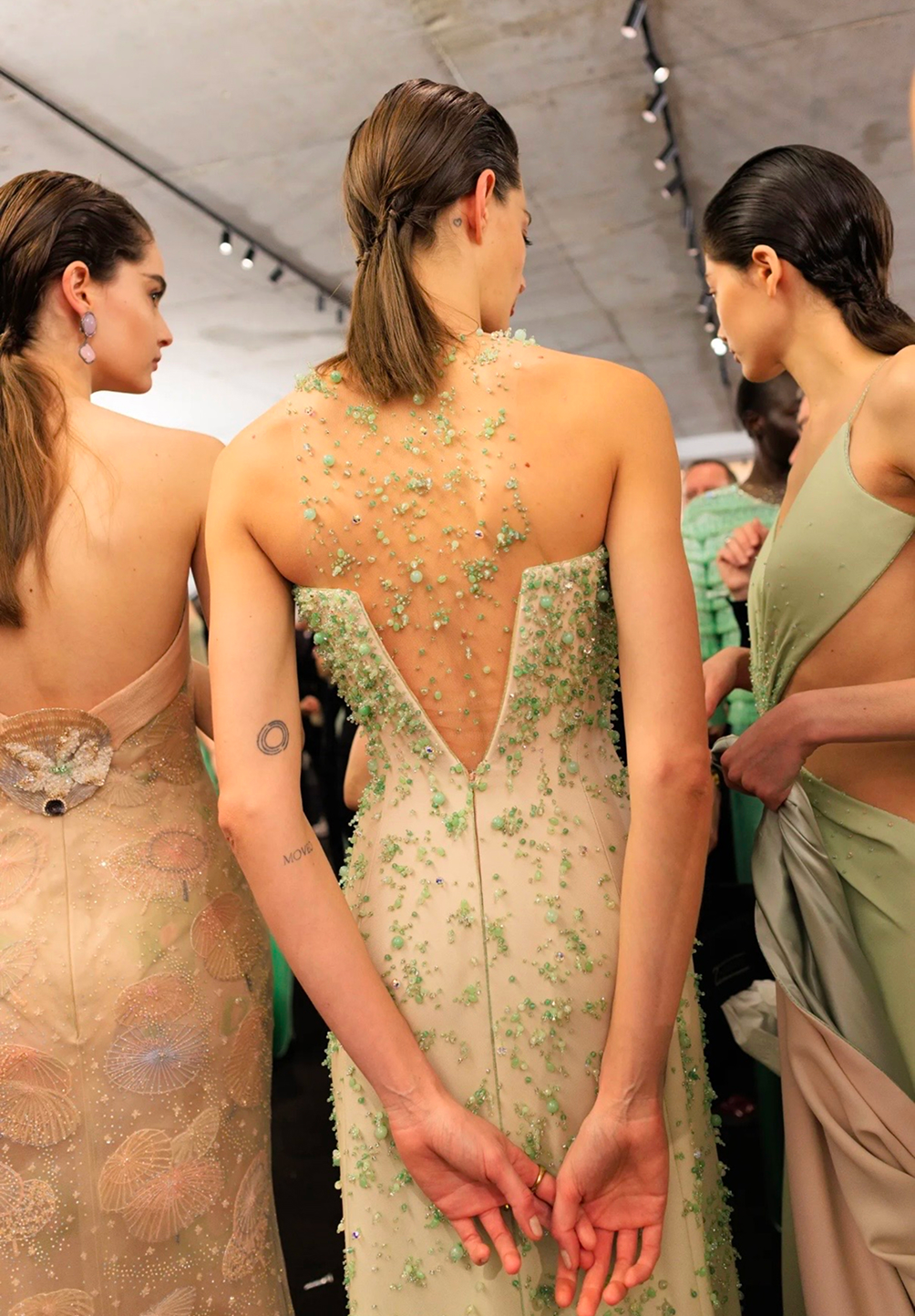 Зачесанные назад волосы и подводка на веках: бьюти-тренды кутюрной Недели моды весна-лето 2026 (фото 5)