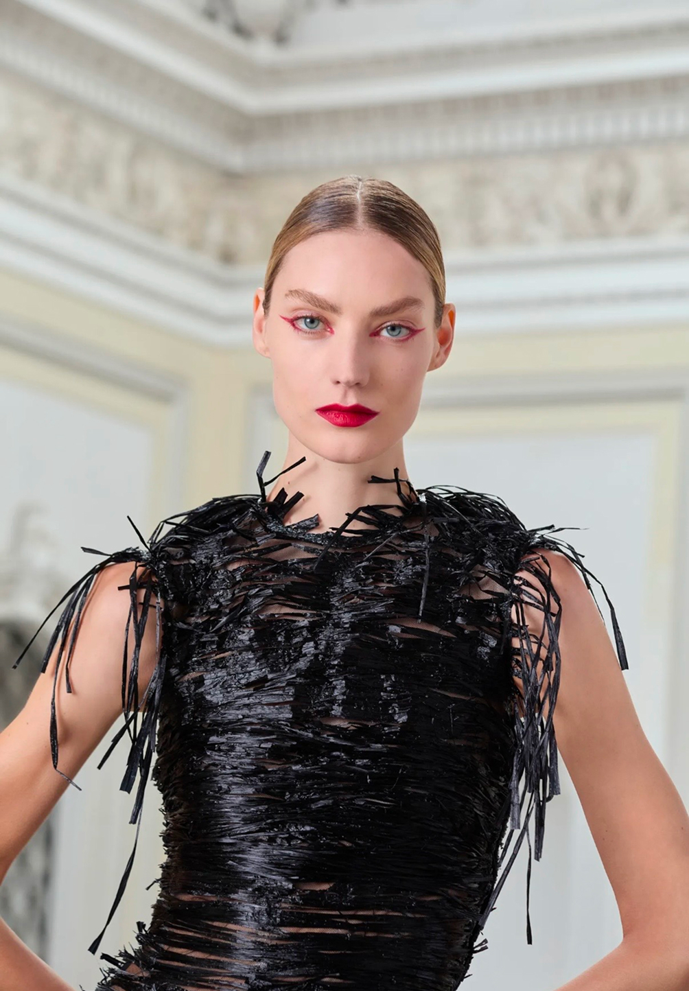 Зачесанные назад волосы и подводка на веках: бьюти-тренды кутюрной Недели моды весна-лето 2026 (фото 8)