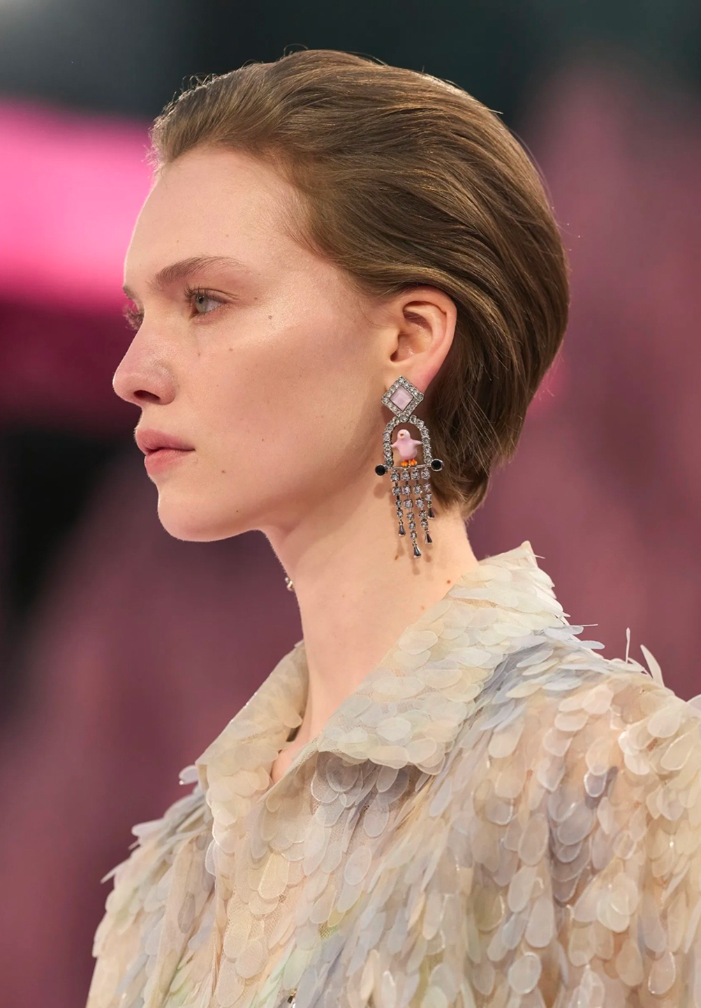 Зачесанные назад волосы и подводка на веках: бьюти-тренды кутюрной Недели моды весна-лето 2026 (фото 11)