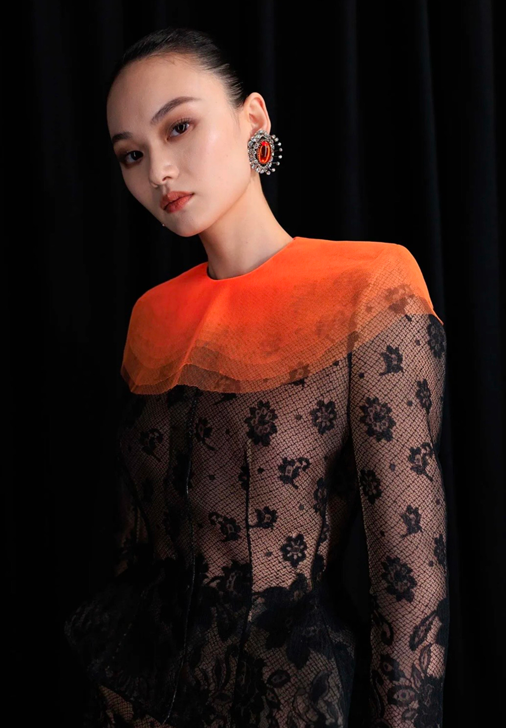 Зачесанные назад волосы и подводка на веках: бьюти-тренды кутюрной Недели моды весна-лето 2026 (фото 12)