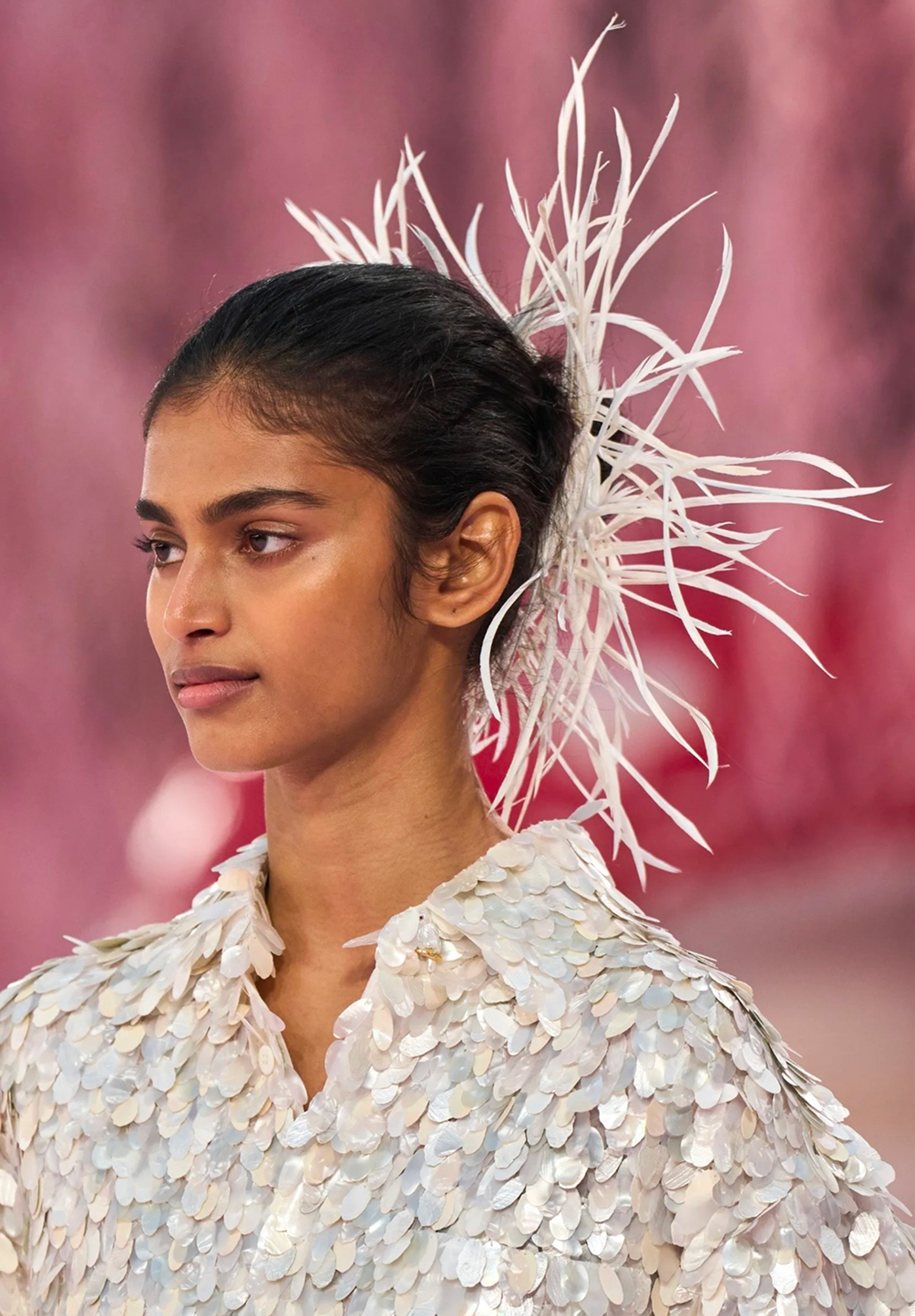 Зачесанные назад волосы и подводка на веках: бьюти-тренды кутюрной Недели моды весна-лето 2026 (фото 22)