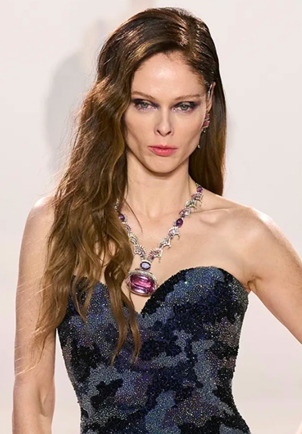 Зачесанные назад волосы и подводка на веках: бьюти-тренды кутюрной Недели моды весна-лето 2026 (фото 7)