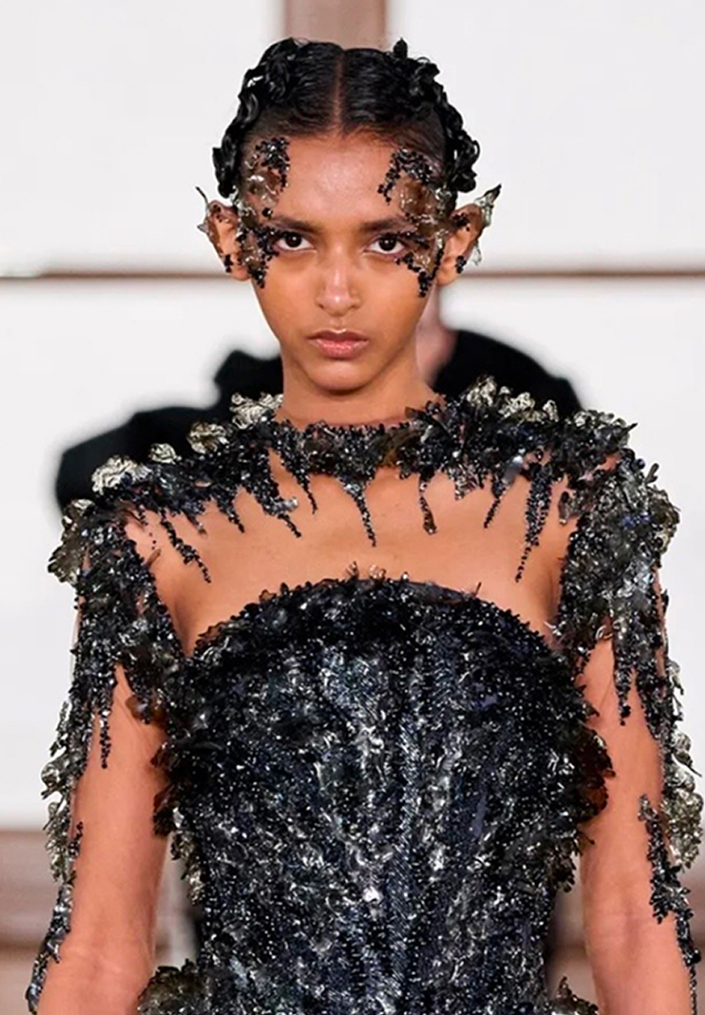 Зачесанные назад волосы и подводка на веках: бьюти-тренды кутюрной Недели моды весна-лето 2026 (фото 13)