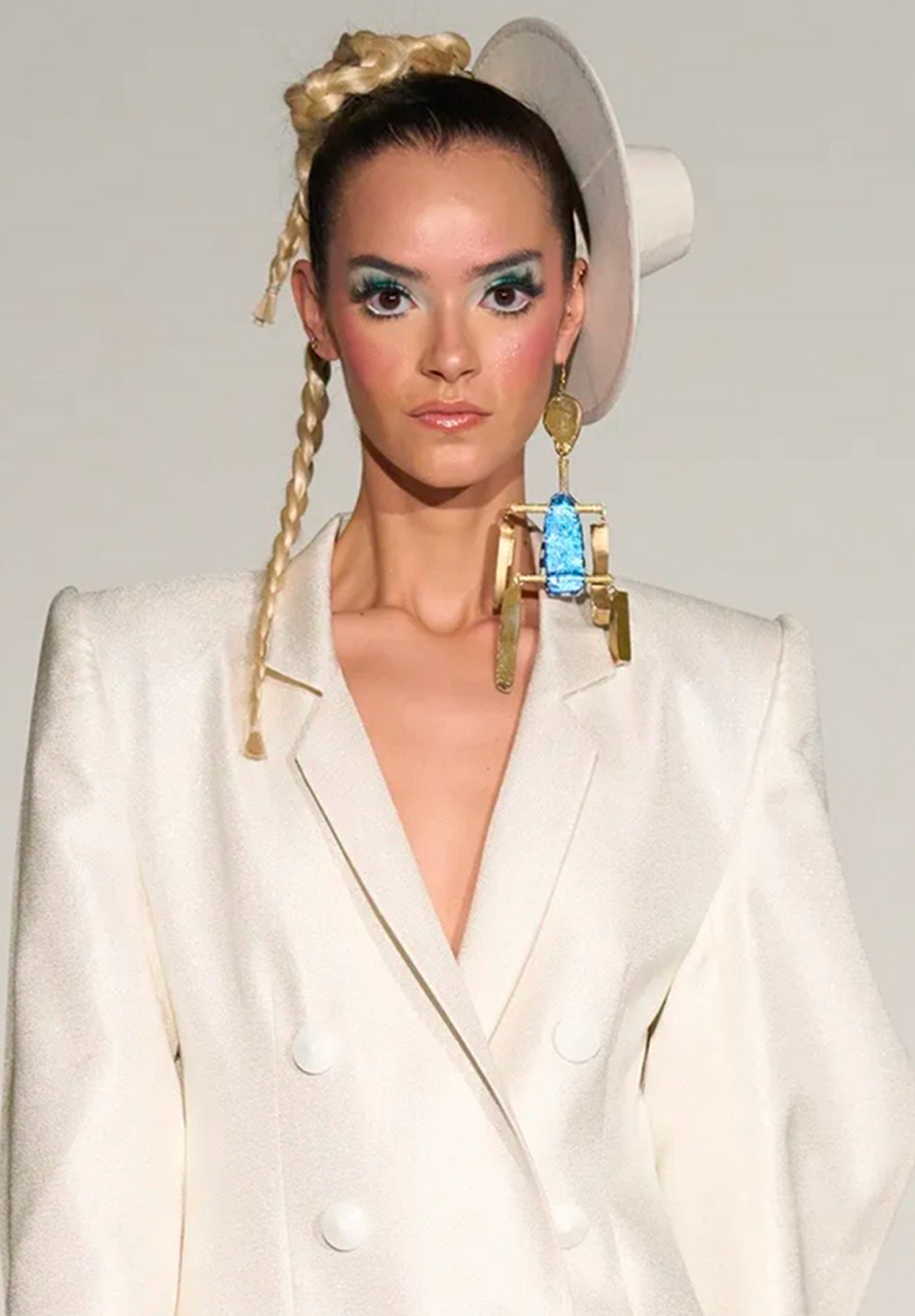 Зачесанные назад волосы и подводка на веках: бьюти-тренды кутюрной Недели моды весна-лето 2026 (фото 14)