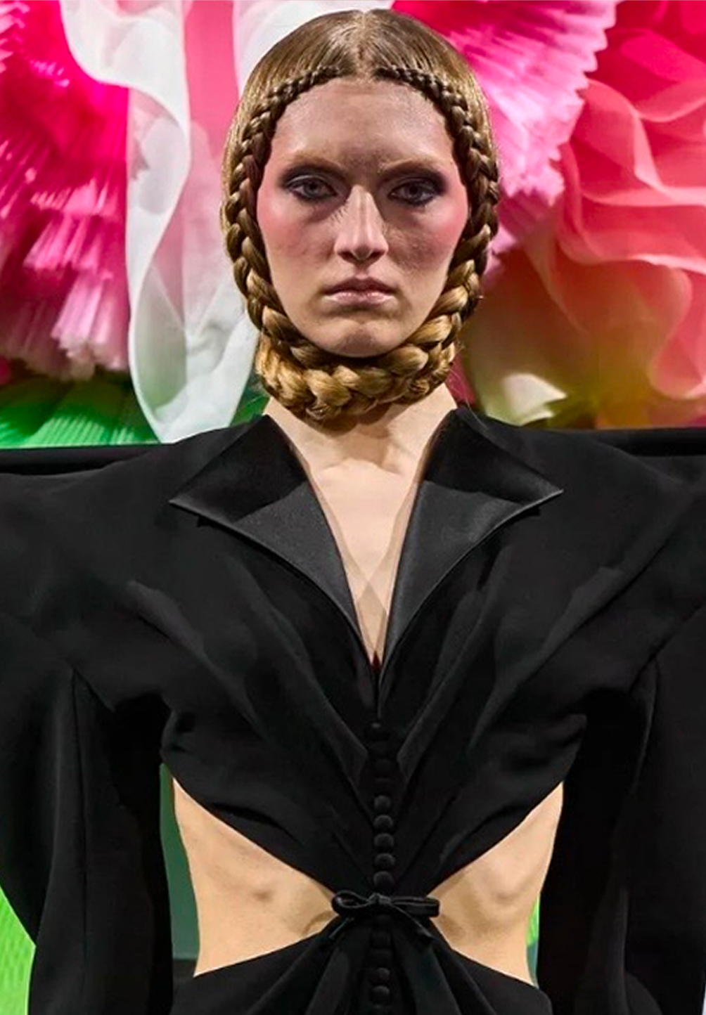 Зачесанные назад волосы и подводка на веках: бьюти-тренды кутюрной Недели моды весна-лето 2026 (фото 15)