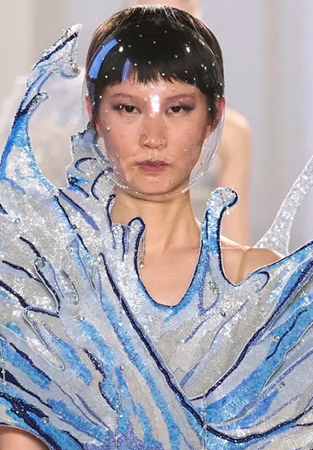 Зачесанные назад волосы и подводка на веках: бьюти-тренды кутюрной Недели моды весна-лето 2026 (фото 19)