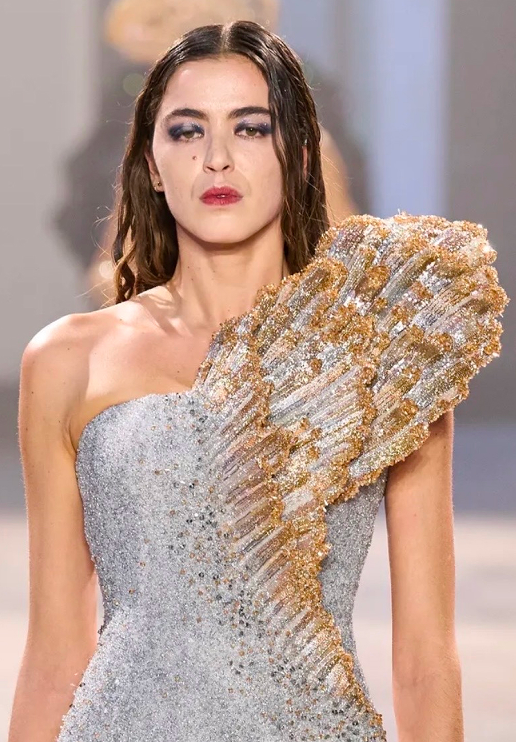 Зачесанные назад волосы и подводка на веках: бьюти-тренды кутюрной Недели моды весна-лето 2026 (фото 16)