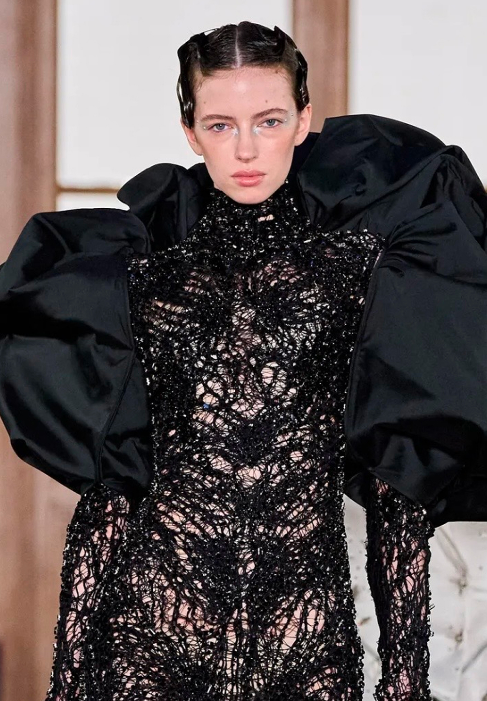 Зачесанные назад волосы и подводка на веках: бьюти-тренды кутюрной Недели моды весна-лето 2026 (фото 17)