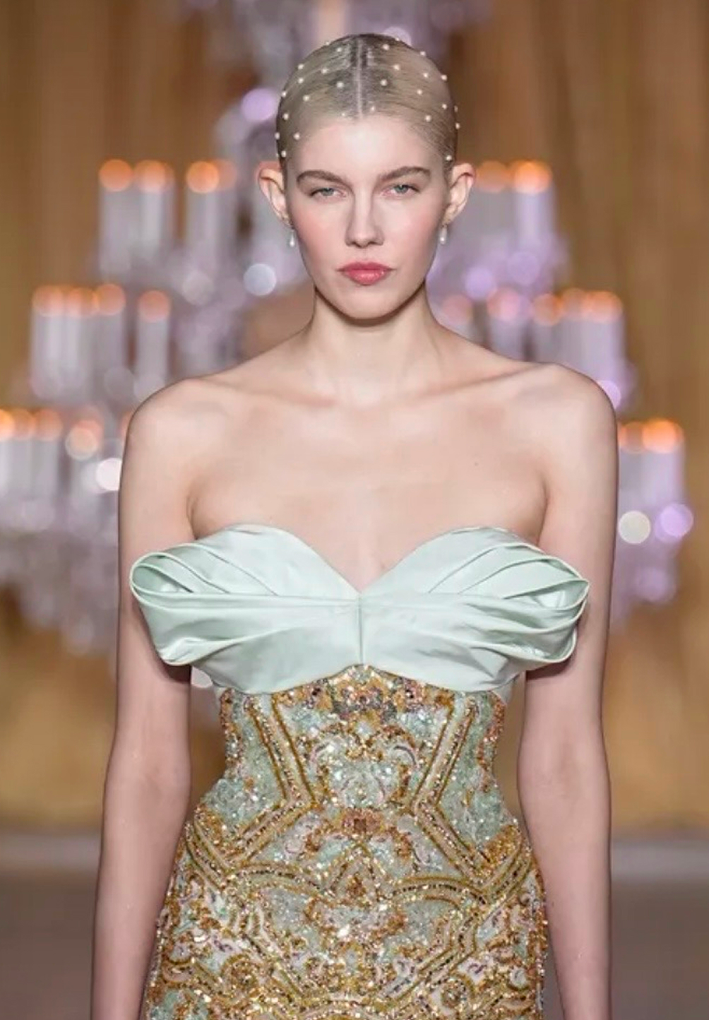 Зачесанные назад волосы и подводка на веках: бьюти-тренды кутюрной Недели моды весна-лето 2026 (фото 18)