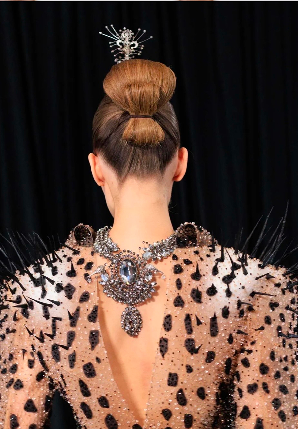 Зачесанные назад волосы и подводка на веках: бьюти-тренды кутюрной Недели моды весна-лето 2026 (фото 23)