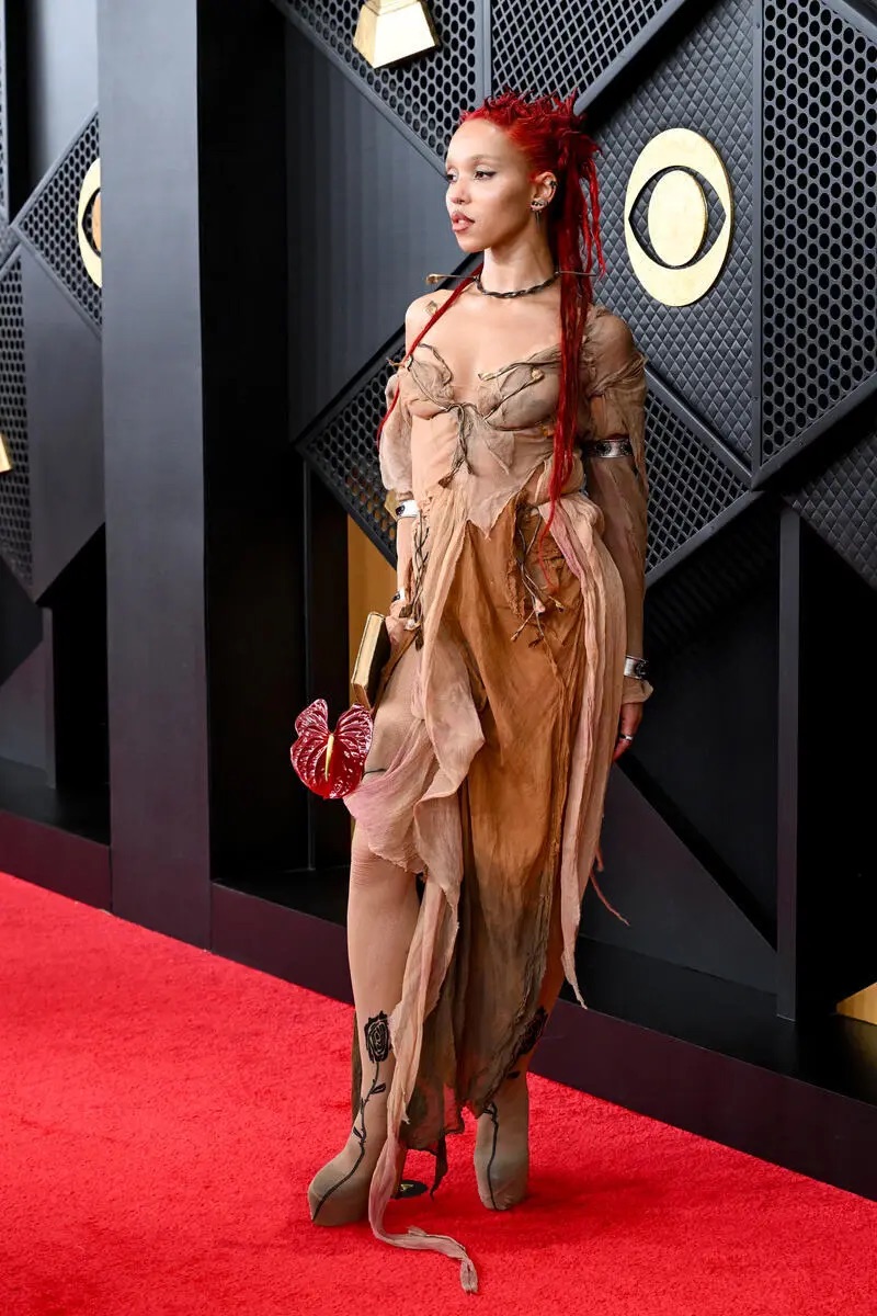 Сабрина Карпентер в Valentino и Майли Сайрус в Celine: лучшие образы красной дорожки «Грэмми-2026» (фото 17)