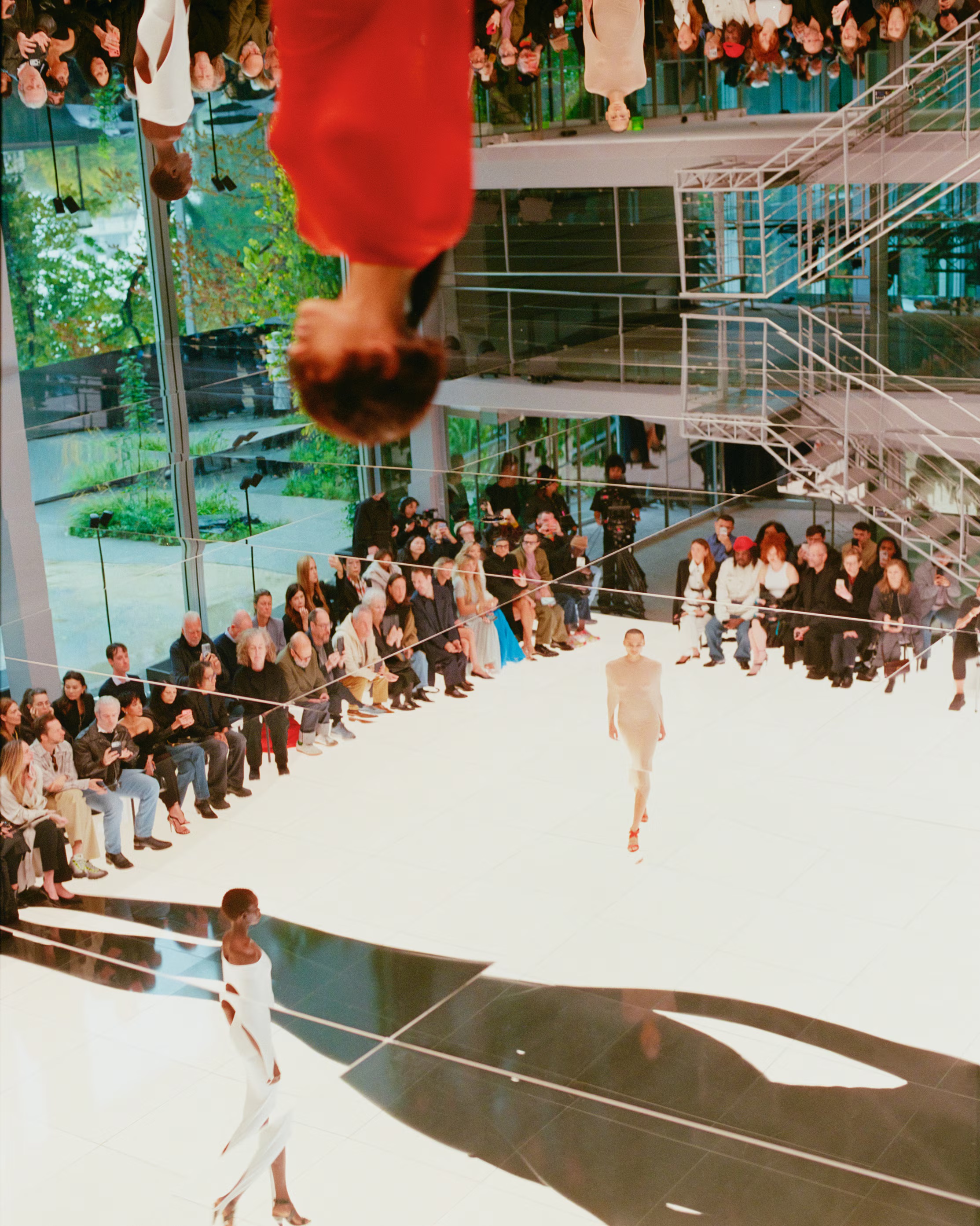 Сумка Le Teckel и показы в собственном доме. Чем запомнилась эпоха Питера Мюлье в Alaїa (фото 6)