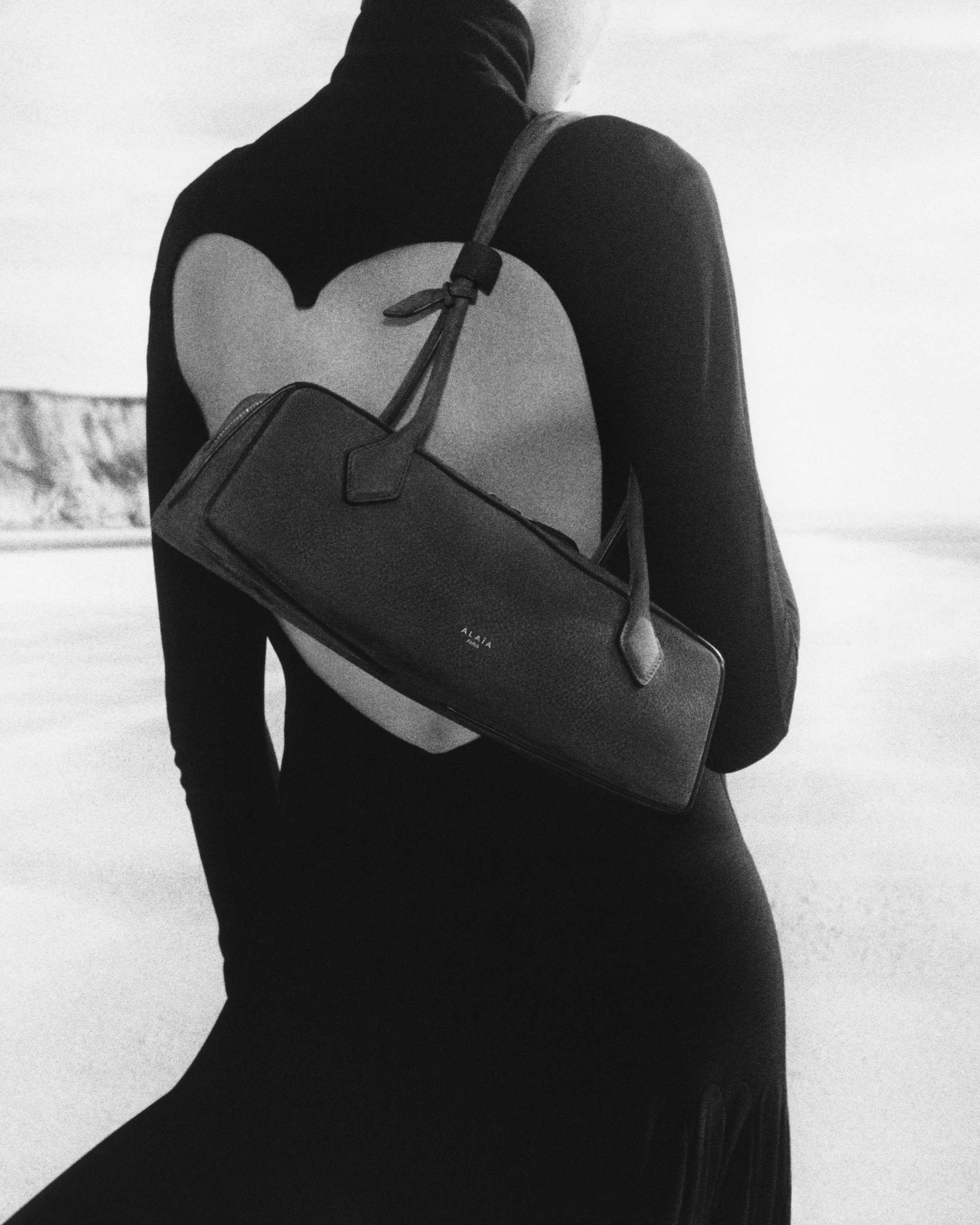 Сумка Le Teckel и показы в собственном доме. Чем запомнилась эпоха Питера Мюлье в Alaїa (фото 21)