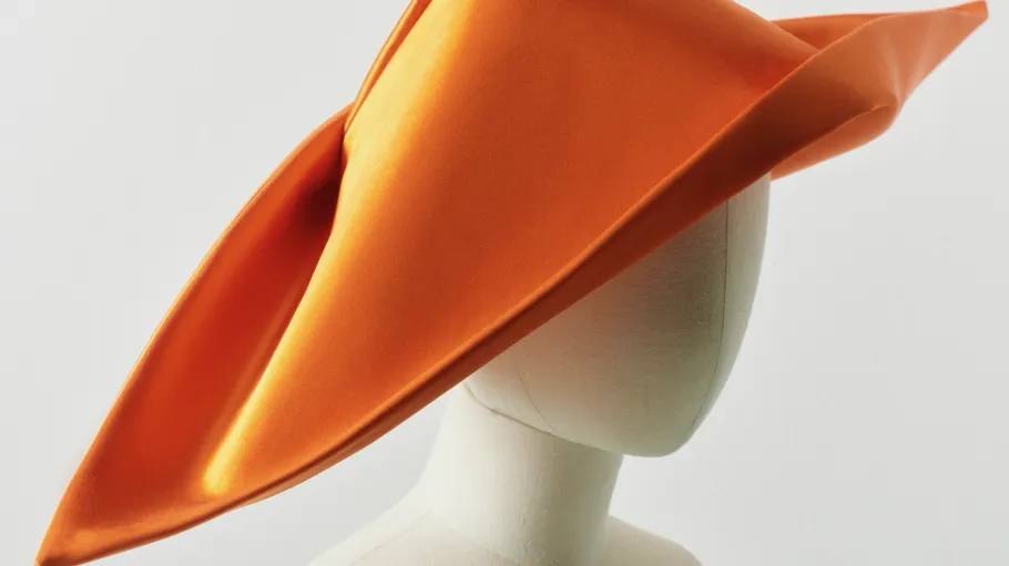 Джонатан Андерсон создал серию головных уборов — корнетов (фото 2)