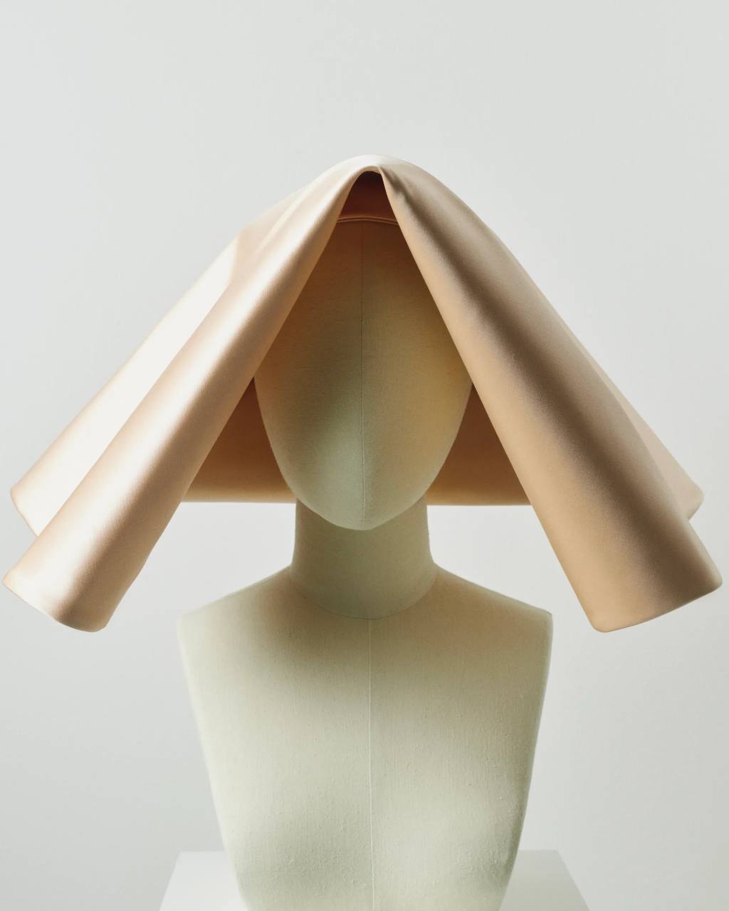 Джонатан Андерсон создал серию головных уборов — корнетов (фото 1)