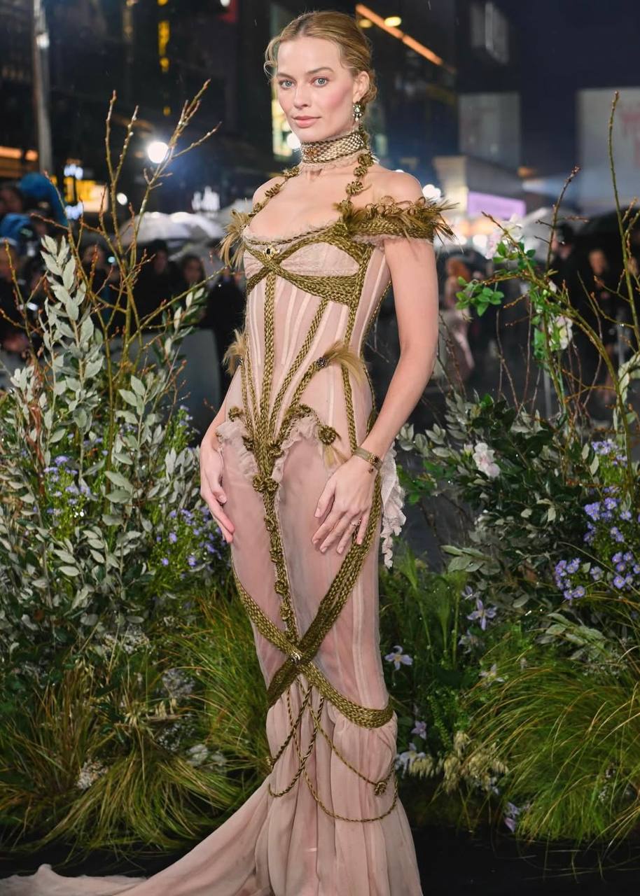 Марго Робби появилась на премьере «Грозового перевала» с копией браслета из волос Эмили Бронте (фото 1)