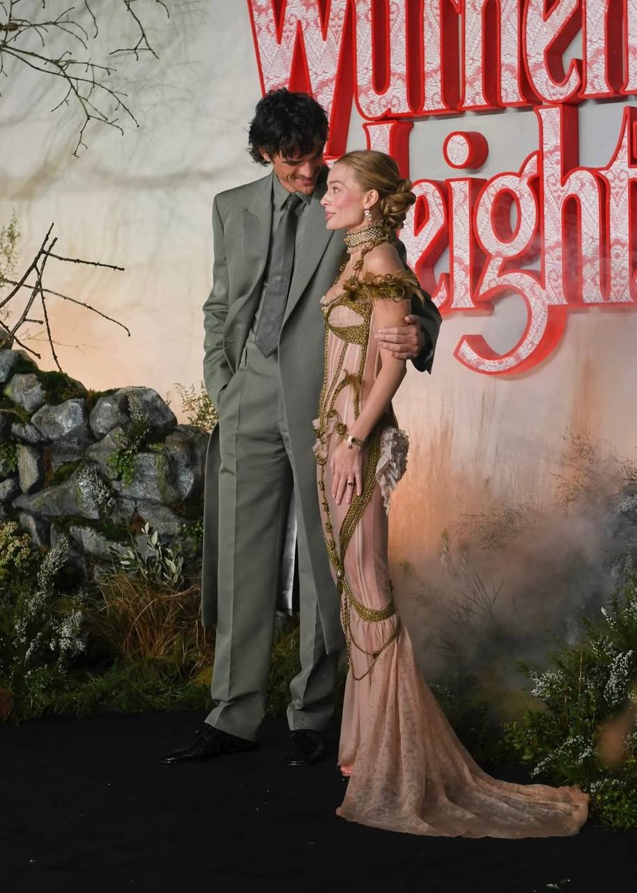 Марго Робби появилась на премьере «Грозового перевала» с копией браслета из волос Эмили Бронте (фото 2)