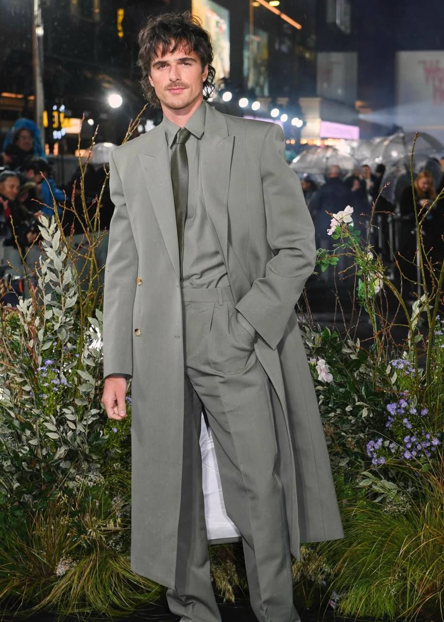 Марго Робби появилась на премьере «Грозового перевала» с копией браслета из волос Эмили Бронте (фото 3)