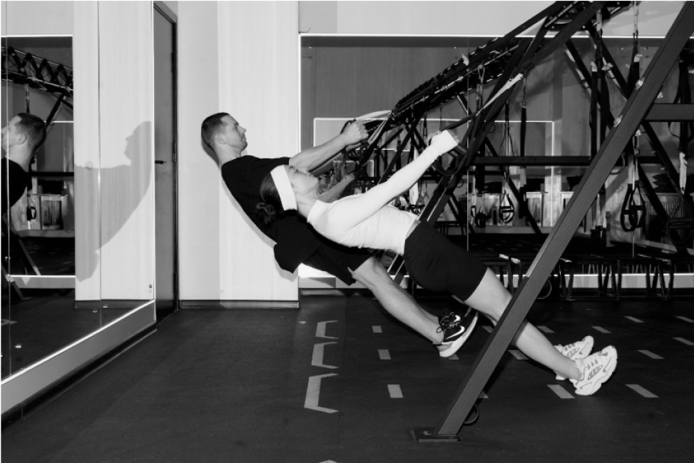 Как провести тренировку TRX дома? Показывает тренер (фото 3)